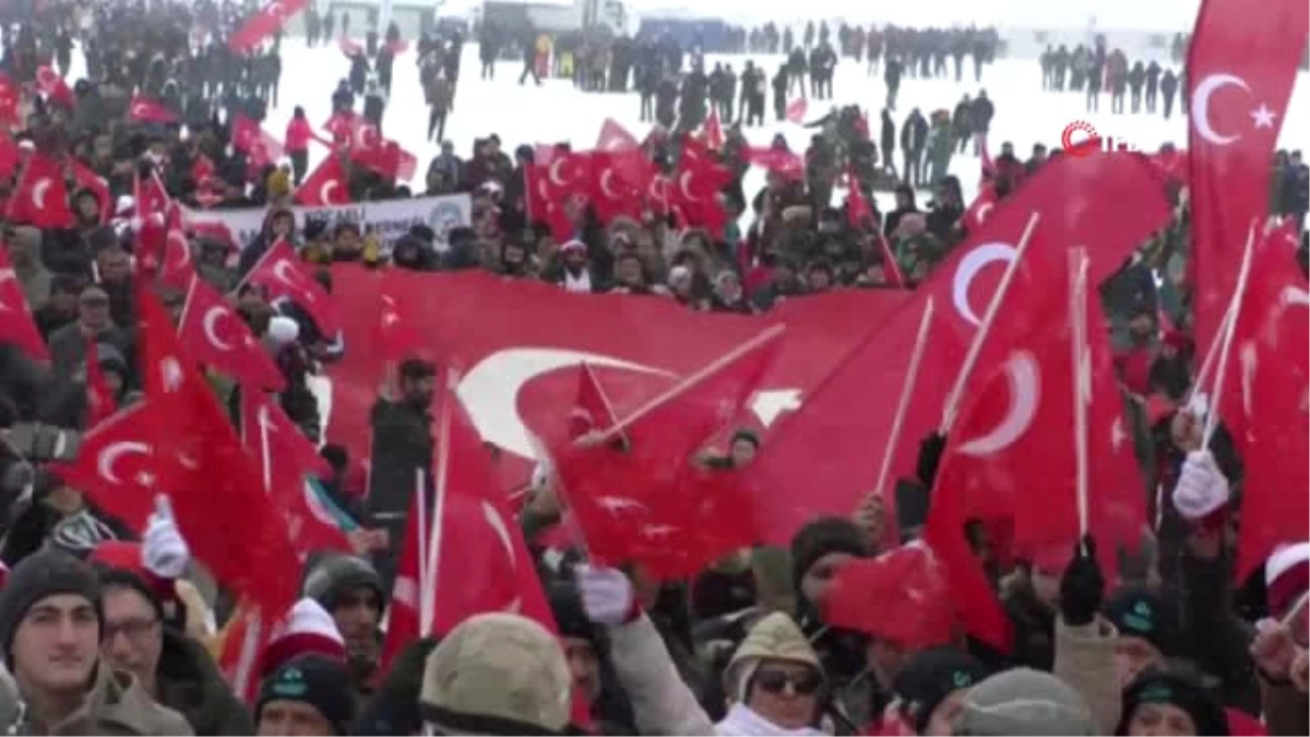Kars\'ta Dondurucu Soğuğa Rağmen Şehitleri Anmak İçin Binlerce Kişi Toplandı