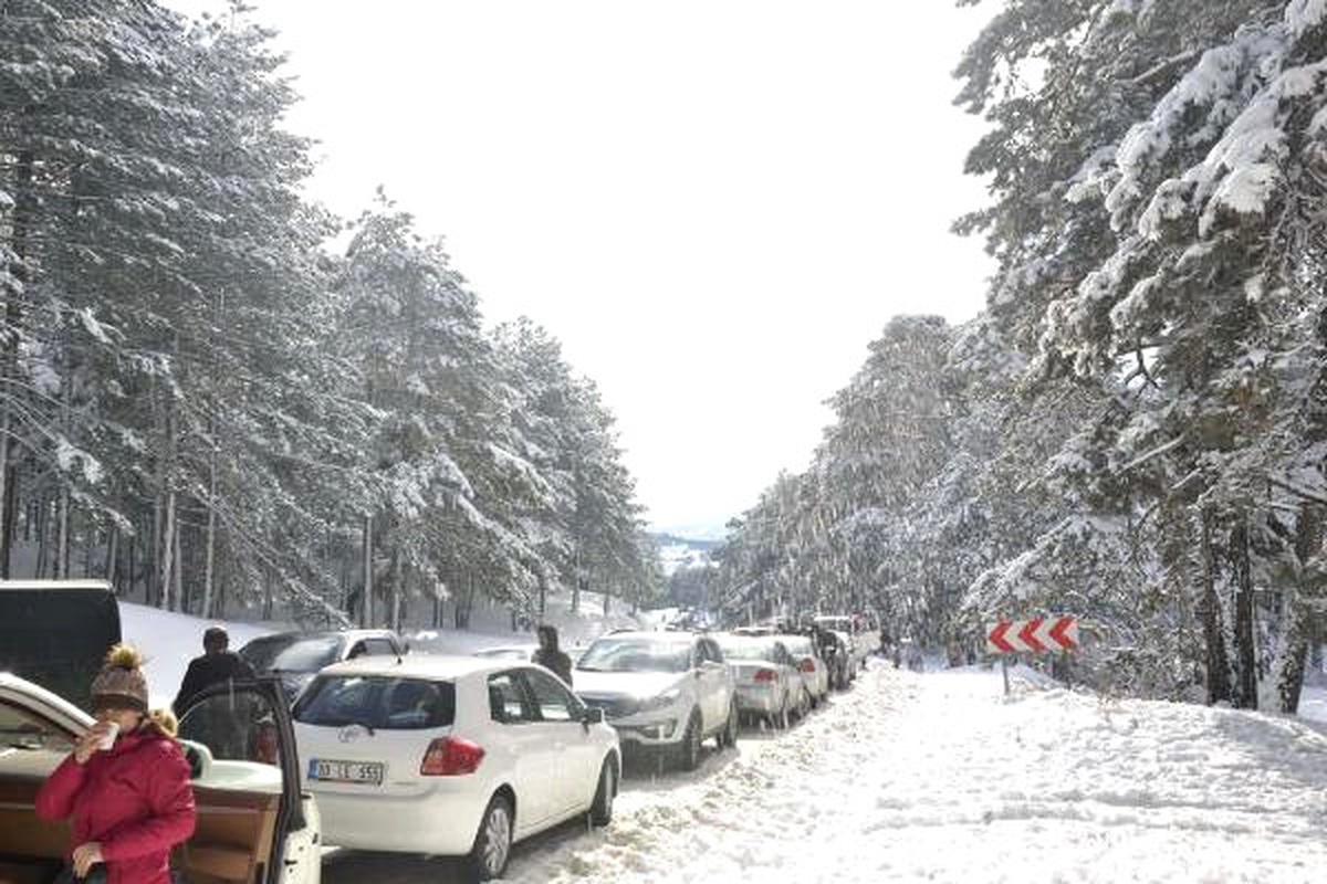 Kazdağları\'nda Kar Görmek İsteyenlere Trafik Engeli