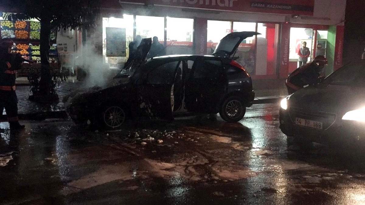 Kontağı Çevirdi, Otomobilin Motor Kısmı Alev Aldı