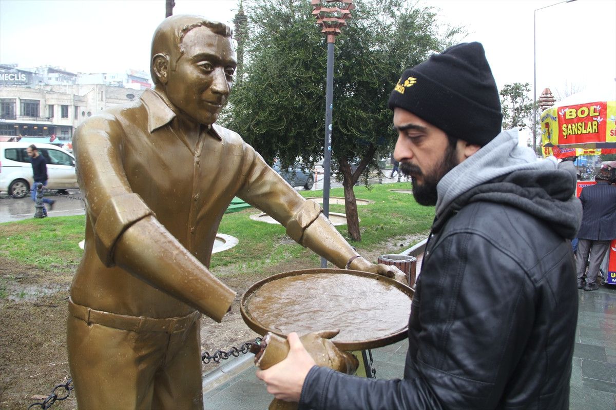Künefe Çeviren Adam" Heykeli Tamir Edilecek