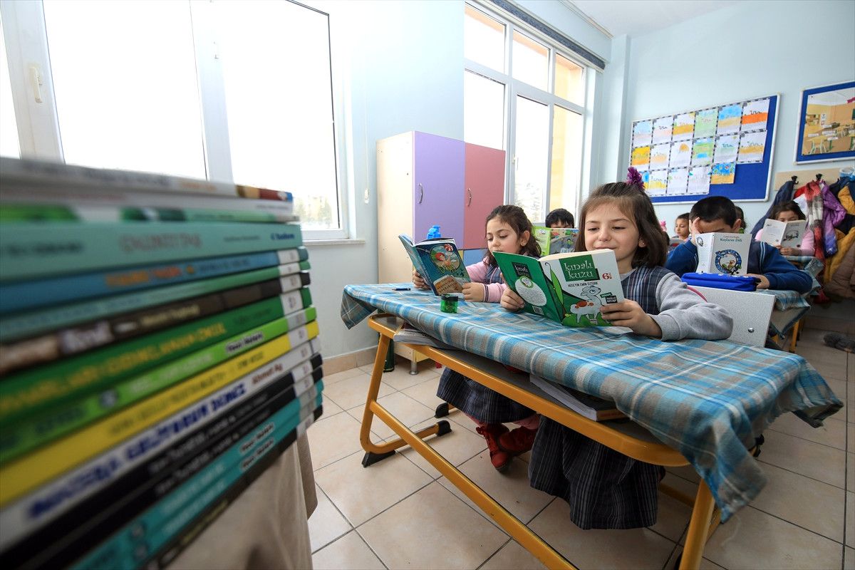 Önce Kitap Okuyup Sonra Ders İşliyorlar