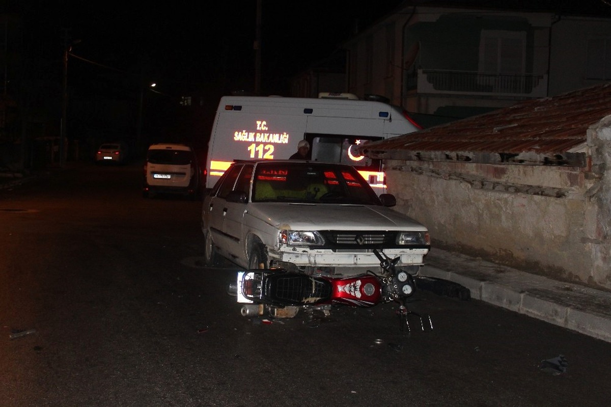 Otomobille Motosiklet Çarpıştı: 2 Yaralı