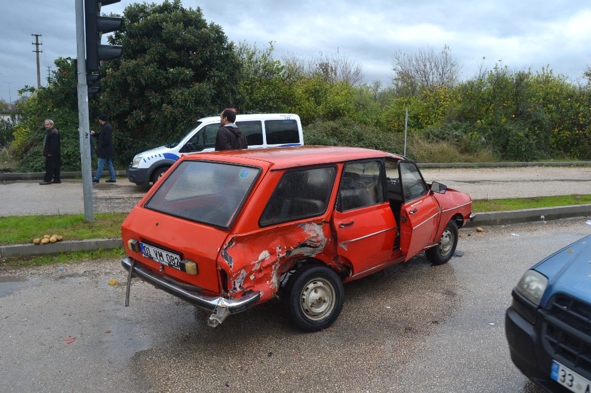 Otomobiller Çarpıştı, 6 Yaşındaki Çocuk Yaralandı