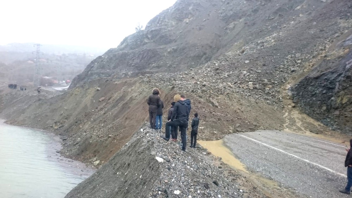 Park Halindeki Otomobil Toprak ve Kaya Parçaları Altında Kaldı