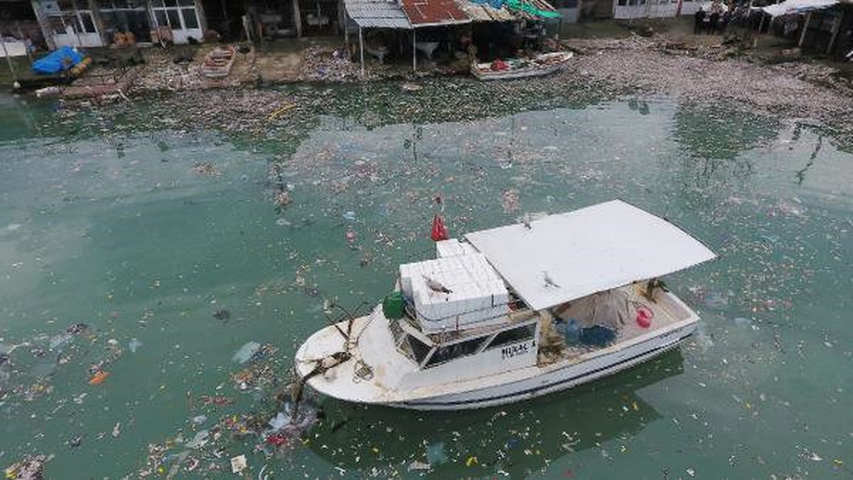 Rize\'de Balıkçı Barınağı Çöplüğe Döndü