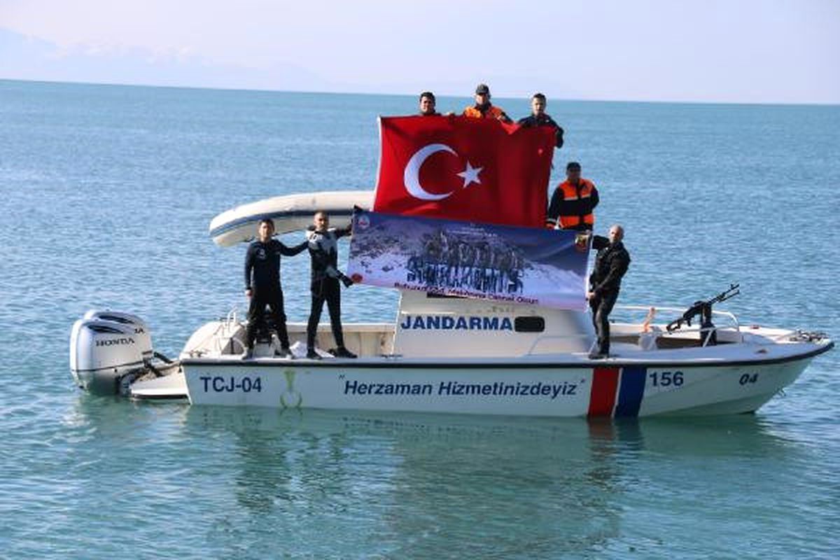 Sarıkamış Şehitleri İçin Van Gölü\'ne Dalış Yaptılar