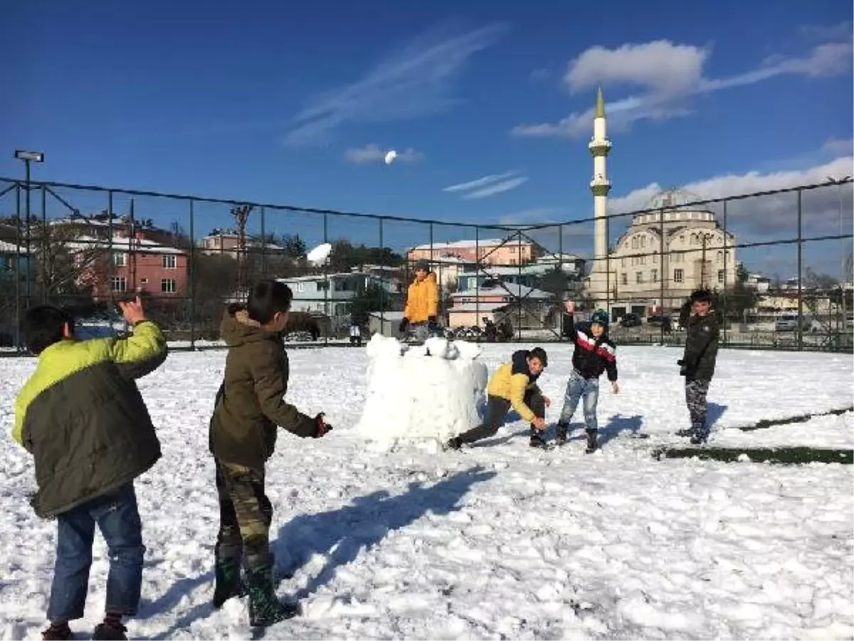 Silivri\'de Çocuklar Kar Sevincini Kayarak Yaşadılar