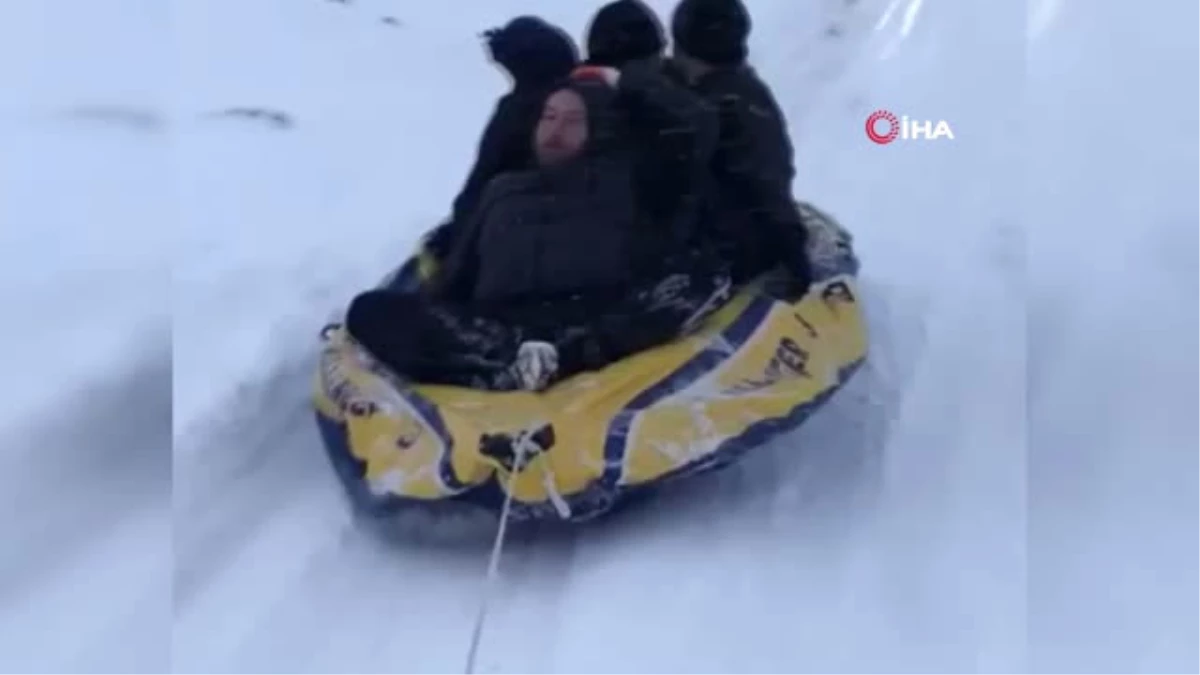 Şişme Botla Kar Üzerinde Tehlikeli Yolculuk Kamerada