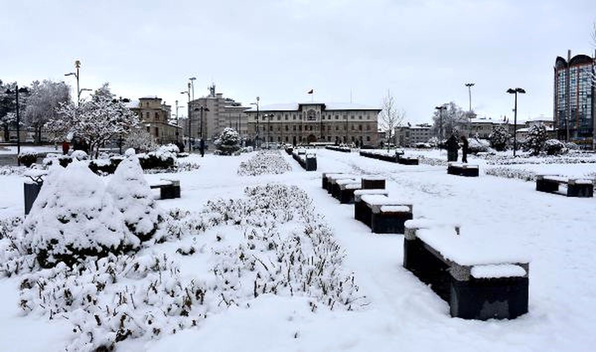Sivas\'ta Kar, 432 Köy Yolunu Kapattı