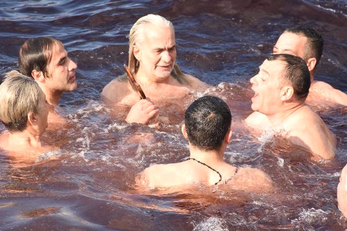 Soğuk Havaya Rağmen Denize Atılan Haç İçin Yarıştılar