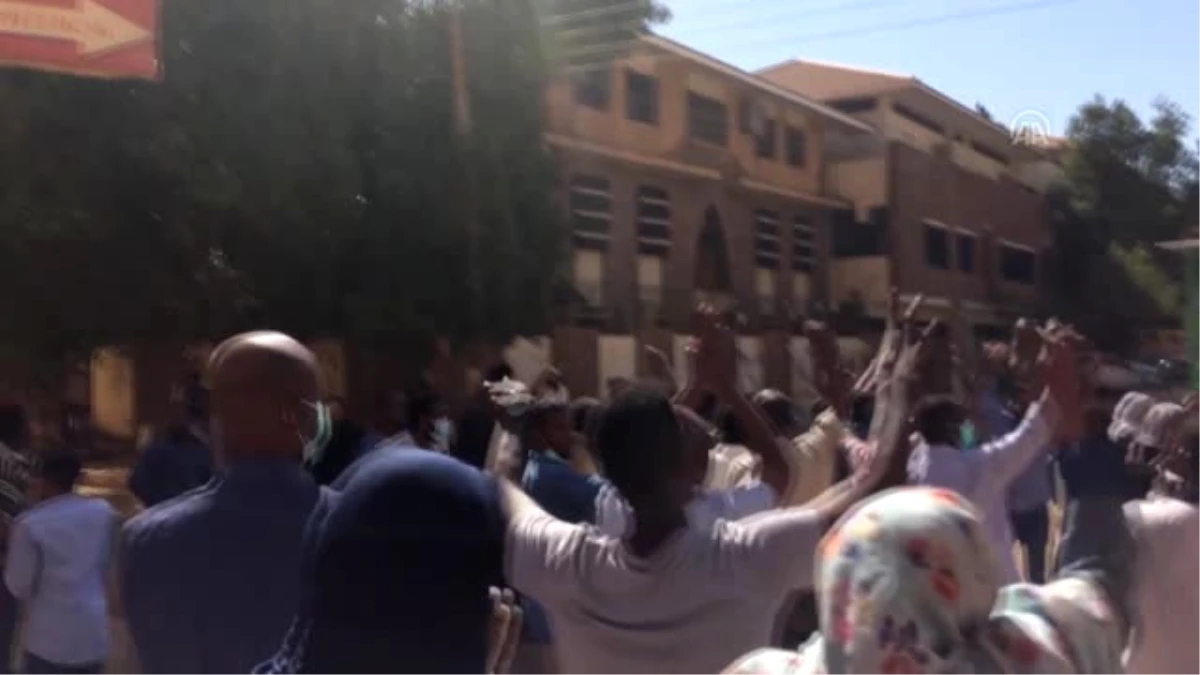 Sudan\'da Beşir Karşıtı Protestolara Göz Yaşartıcı Gazla Müdahale
