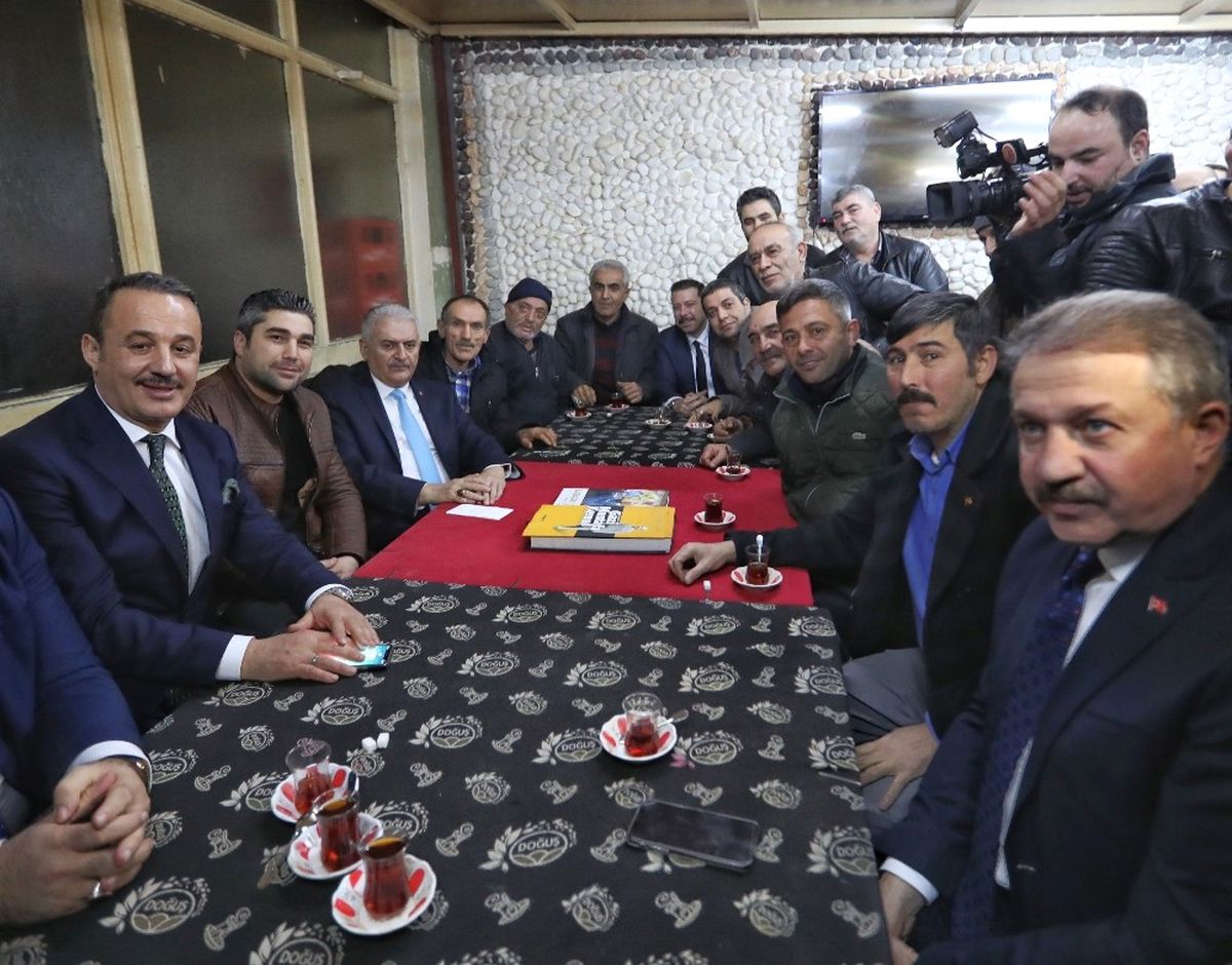 TBMM Başkanı Yıldırım İzmir\'de Kahvehaneyi Ziyaret Etti