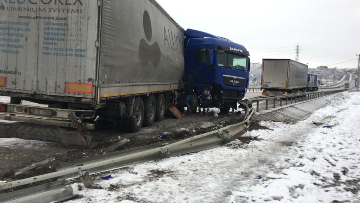 Tosya\'da Kar ve Sis Sonrası Maddi Hasarlı Trafik Kazası Meydana Geldi