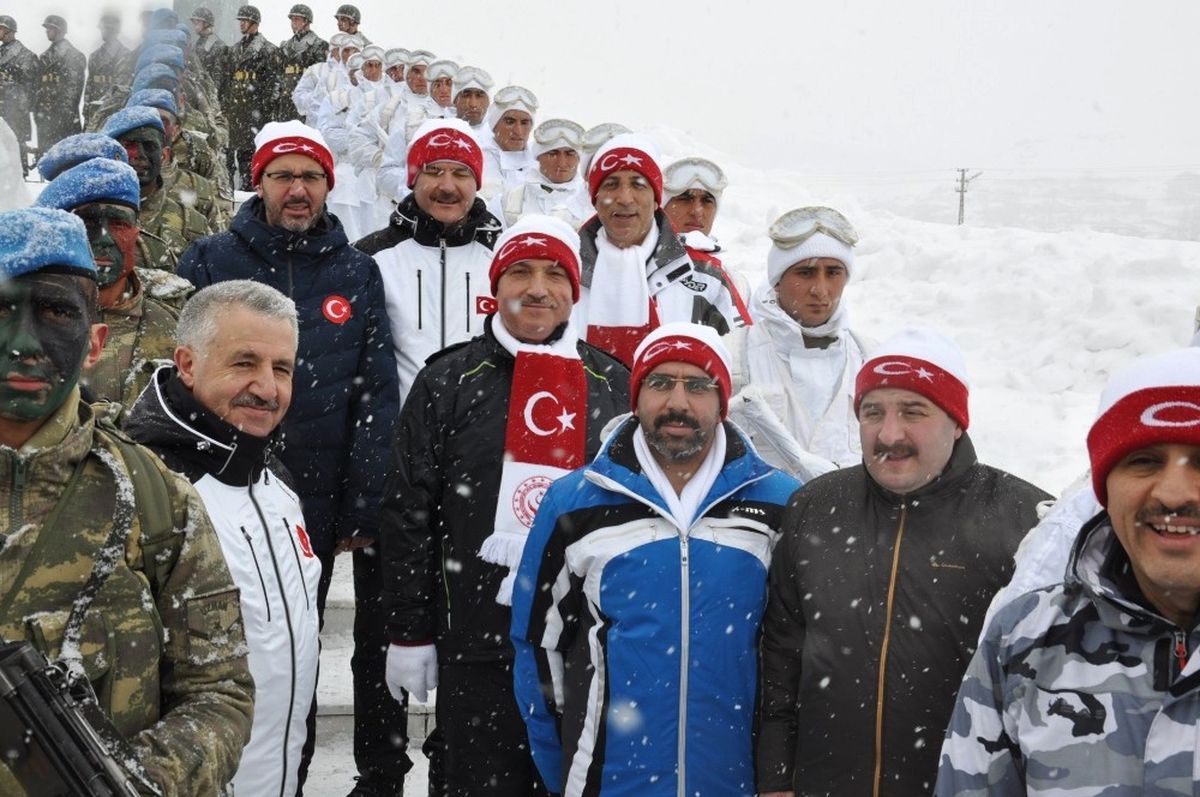 Türkiye\'nin Dört Bir Yanından Binlerce Kişi Sarıkamış\'ta Şehitler İçin Buluştu