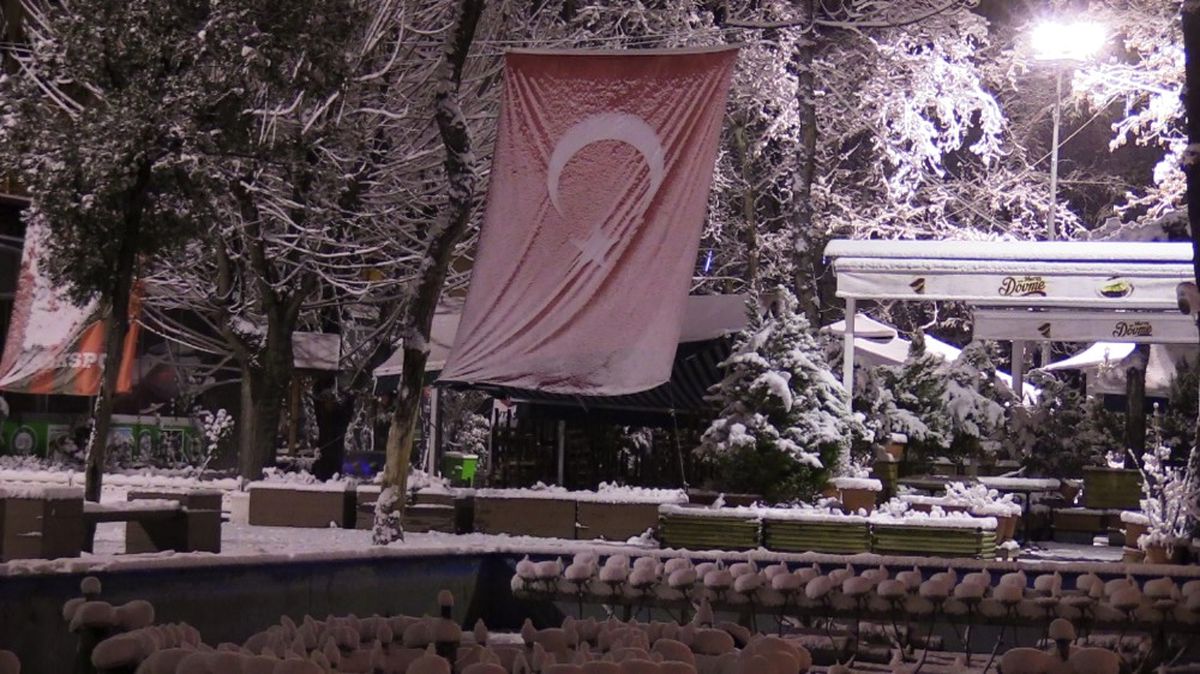 Uşak Hafta Sonuna Karla Uyandı