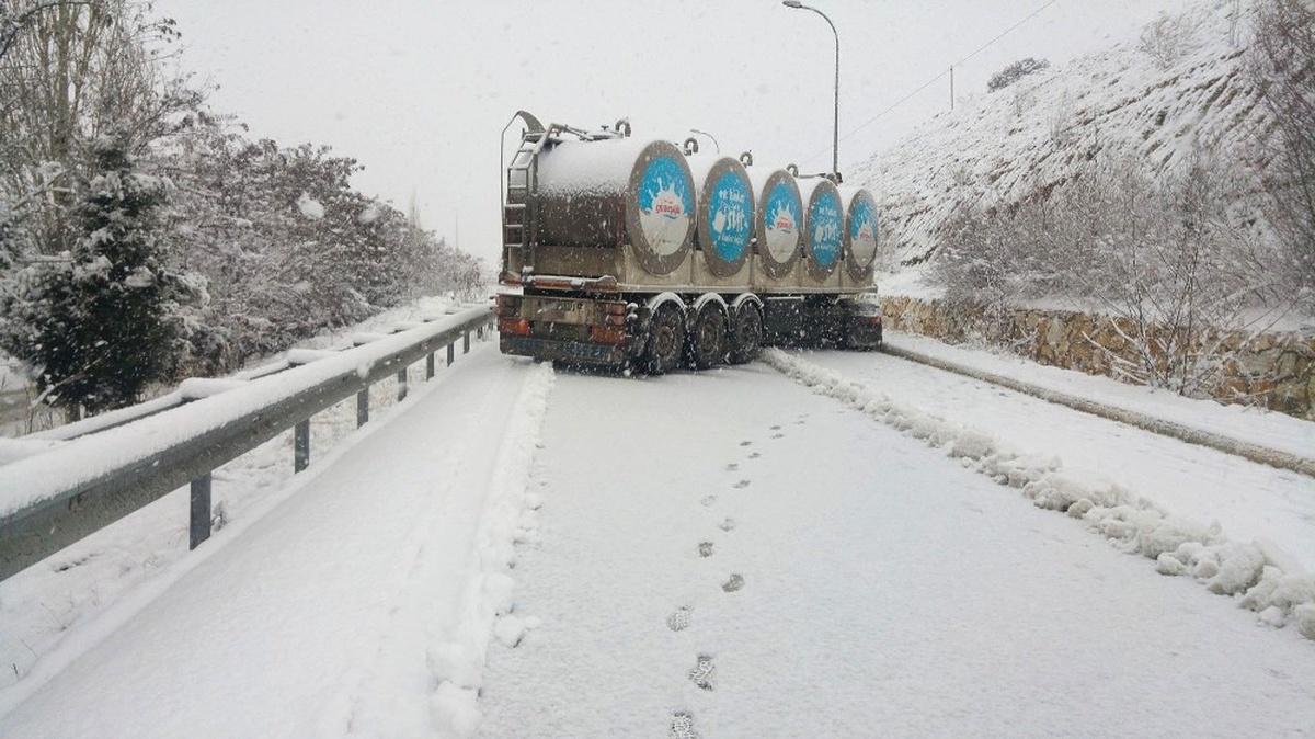 Uşak\'ta Karda Kayan Süt Tankeri Yolu Kapattı