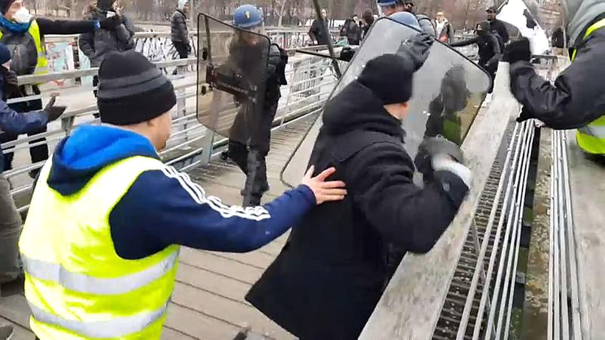 Video |sarı Yelekli Şampiyon Boksör Fransız Polisini Yumrukla Dağıttı