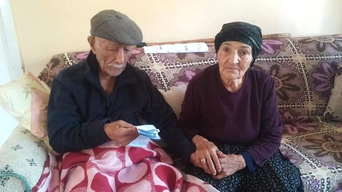 70 Yıldır Aynı Yastığa Baş Koyan Çifti Ölüm Bile Ayıramadı