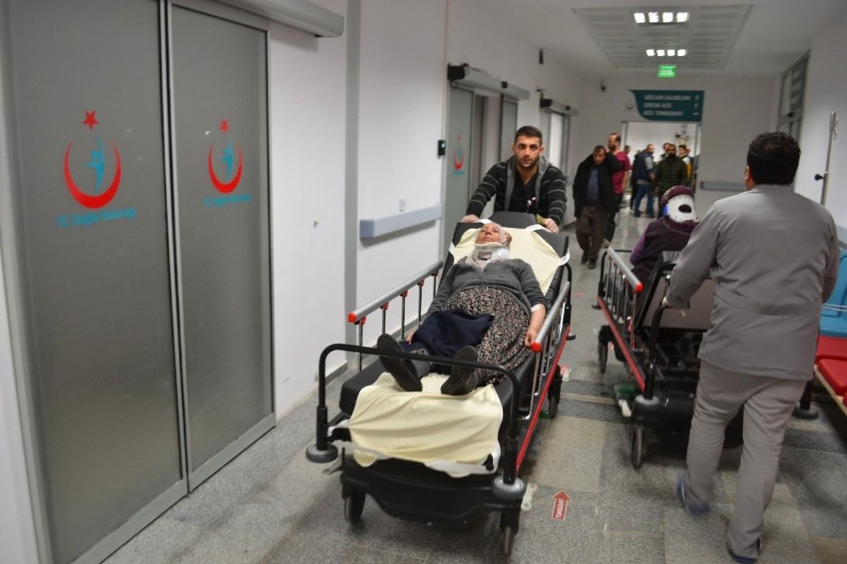 Aksaray\'da Otomobil Şarampole Devrildi: 4 Yaralı