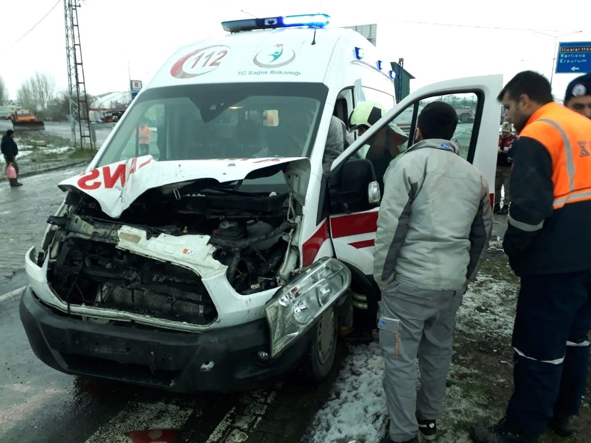 Ambulansla Kamyonet Çarpıştı: 2 Yaralı