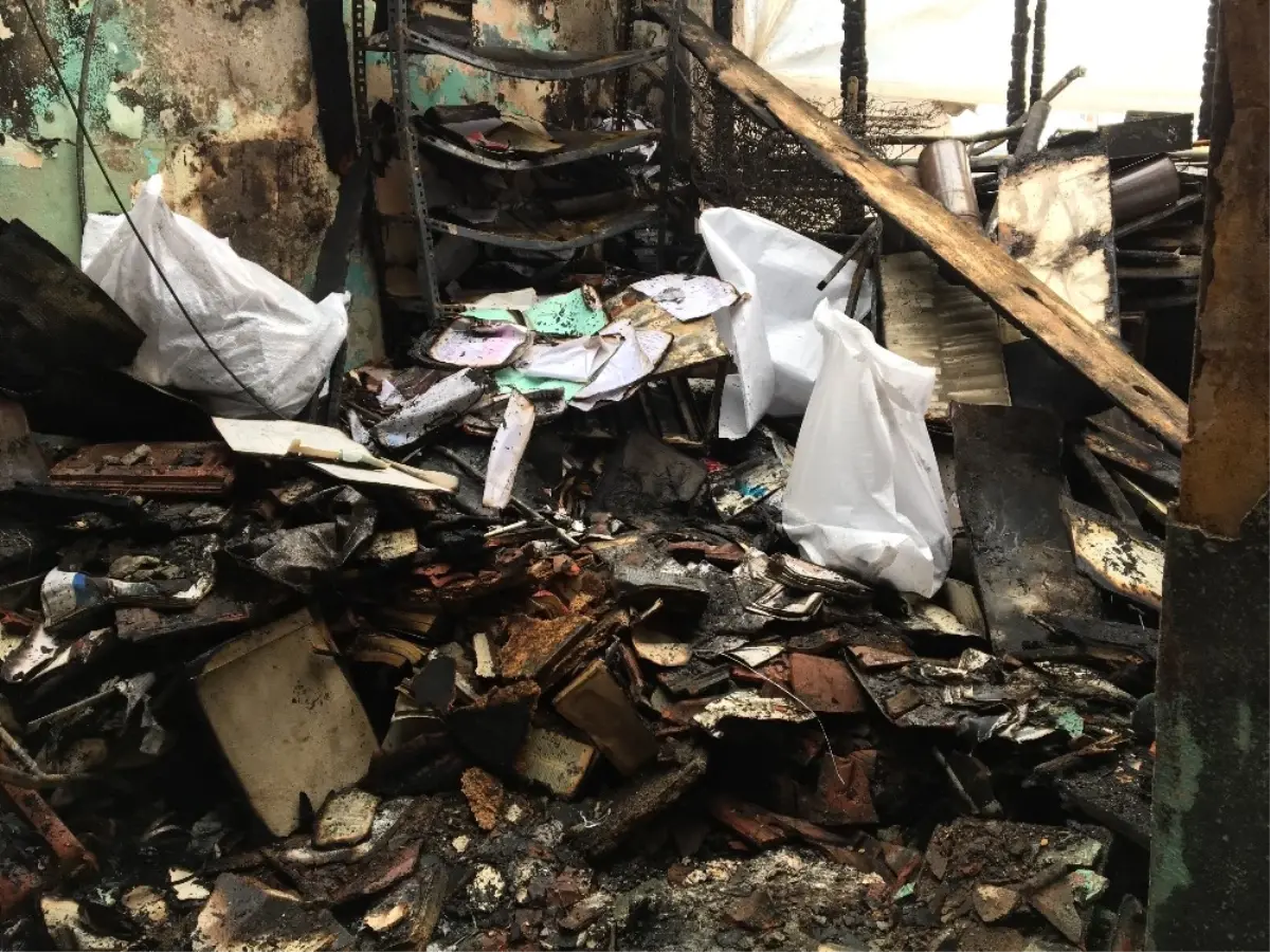 Beyoğlu\'nda Avukatın Ofisinde Çıkan Yangında 7 Bin Kitap Küle Döndü