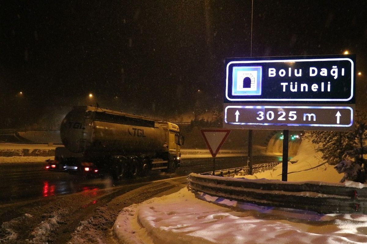 Bolu Dağı\'nda Kar Yağışı Devam Ediyor