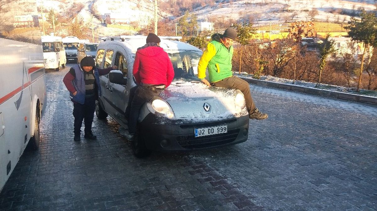 Buz Pistine Dönen Yolda Araçlar Kaydı