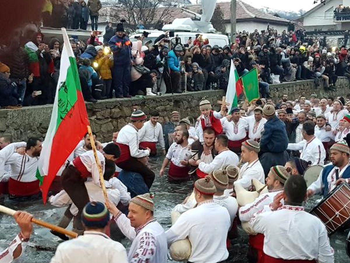 Buzlu Suda Davul-tulum Eşliğinde Halay Çektiler