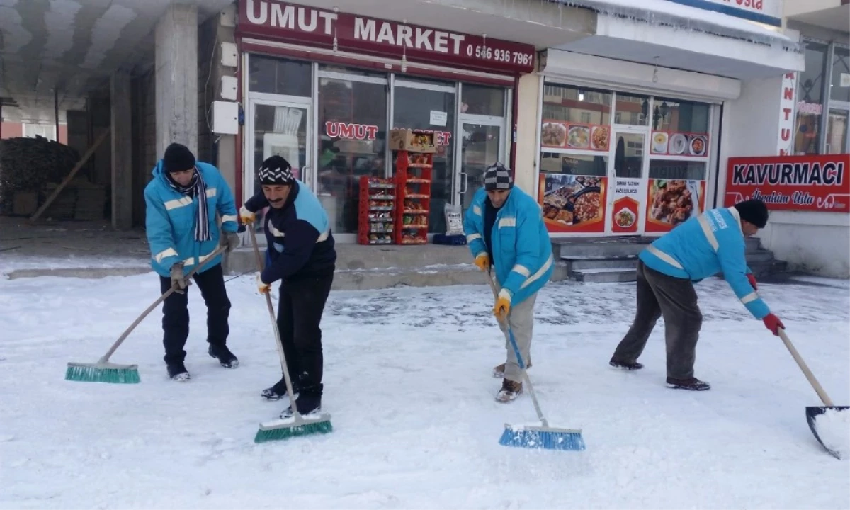 Çaldıran\'da Kaldırım ve Çatılardaki Buz Sarkıtları Temizlendi