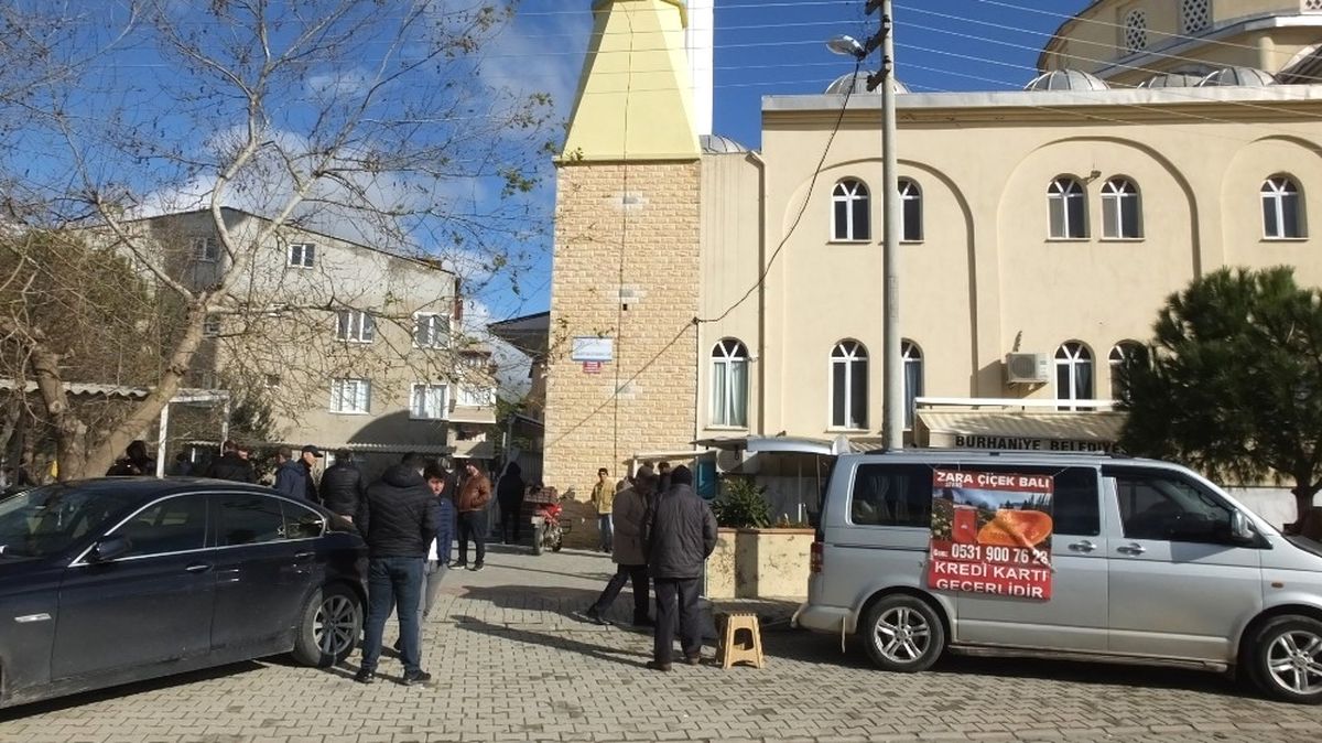 Camiyi Isıtmakta Zorlanan Cemaat Çareyi Panjurla Bölmekte Buldu
