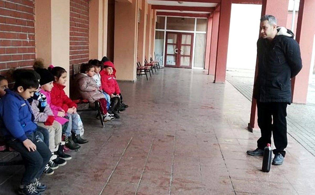 Deney Yapan Veli, Öğrencileri Kahkahaya Boğdu