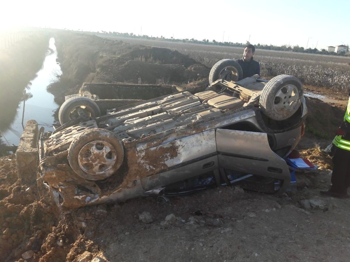 Devrilen Otomobilde Sıkışan Sürücü Kurtarıldı