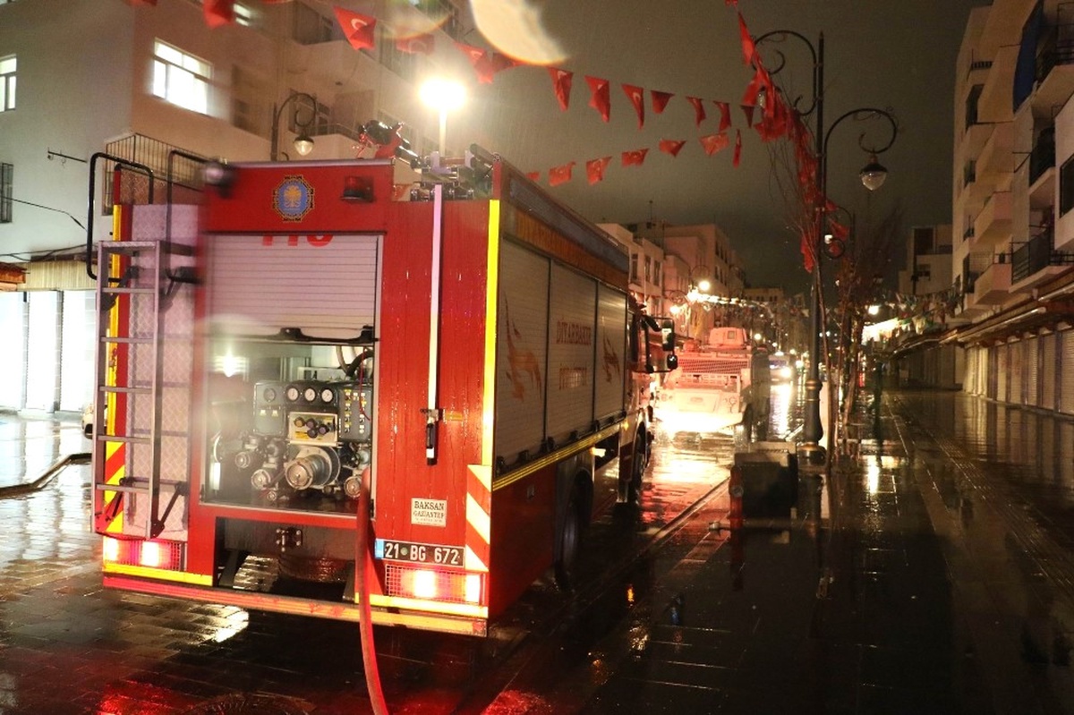Diyarbakır\'da 2 Çocuk Alevlerin Ortasında Kaldı