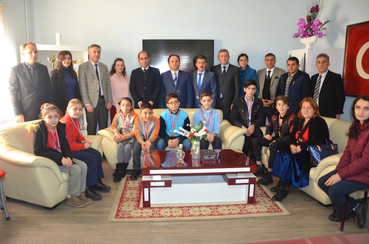 Dyned\'de Başarıya Ulaşan Öğrencilere Madalya