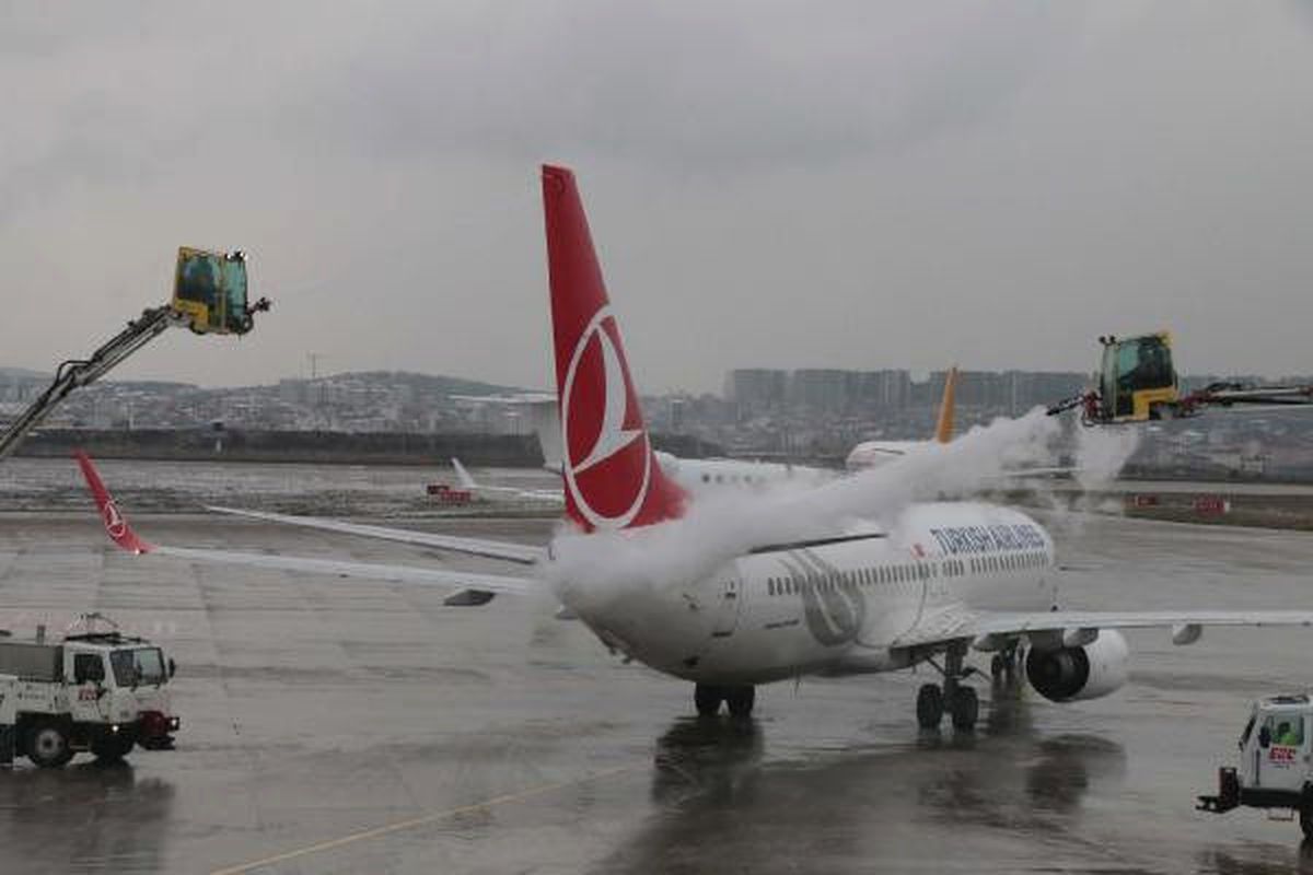 Ek Bilgi ve Fotoğraflarla) - THY Uçakları Buzlanmaya Karşı Özel Sıvı ile Yıkanıyor