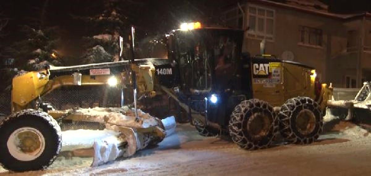 Elmadağ\'da Kara Saplanan İki Otomobilde Mahsur Kalan 7 Kişi Kurtarıldı