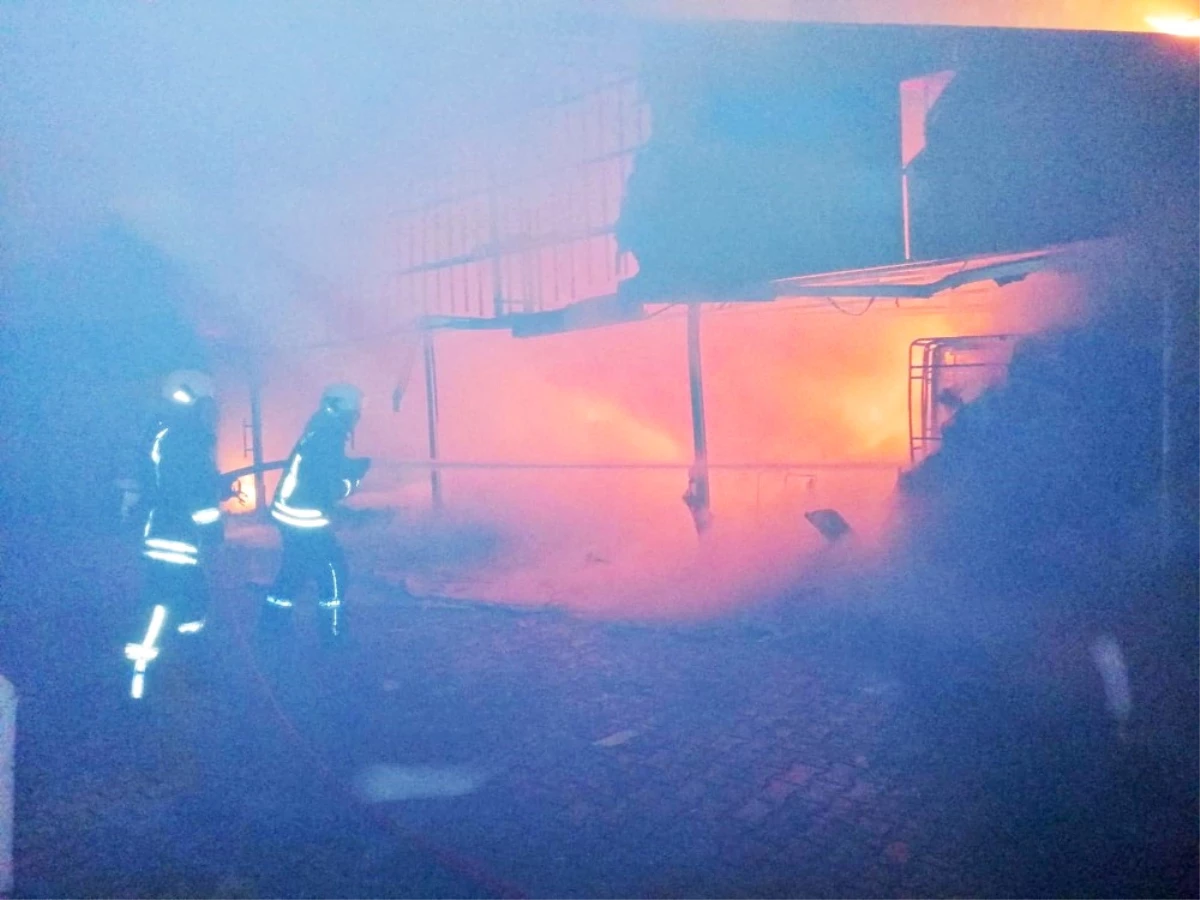 Fethiye\'de Mobilya Deposunda Korkutan Yangın