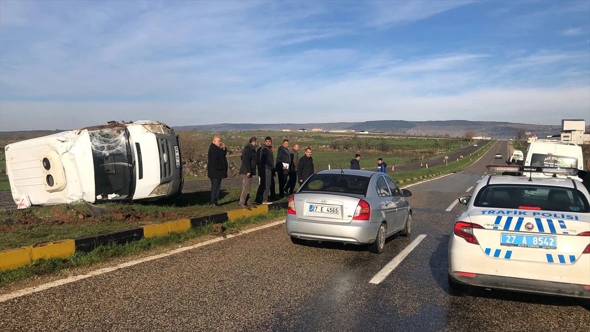 Gaziantep\'te Öğrenci Minibüsü Devrildi: 6 Yaralı