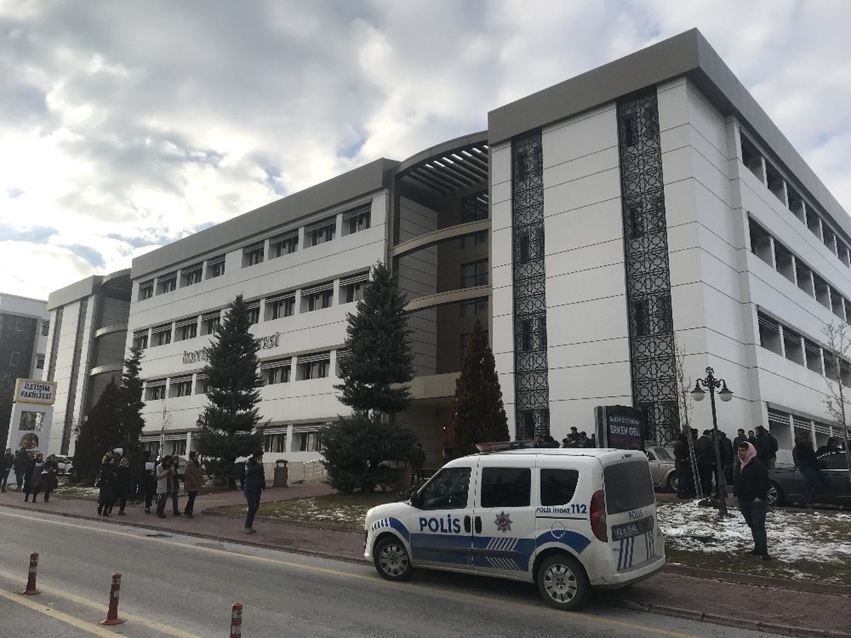 Güvenlik Aramasında Başına Tüfek Dayayıp Üniversiteye Girdi