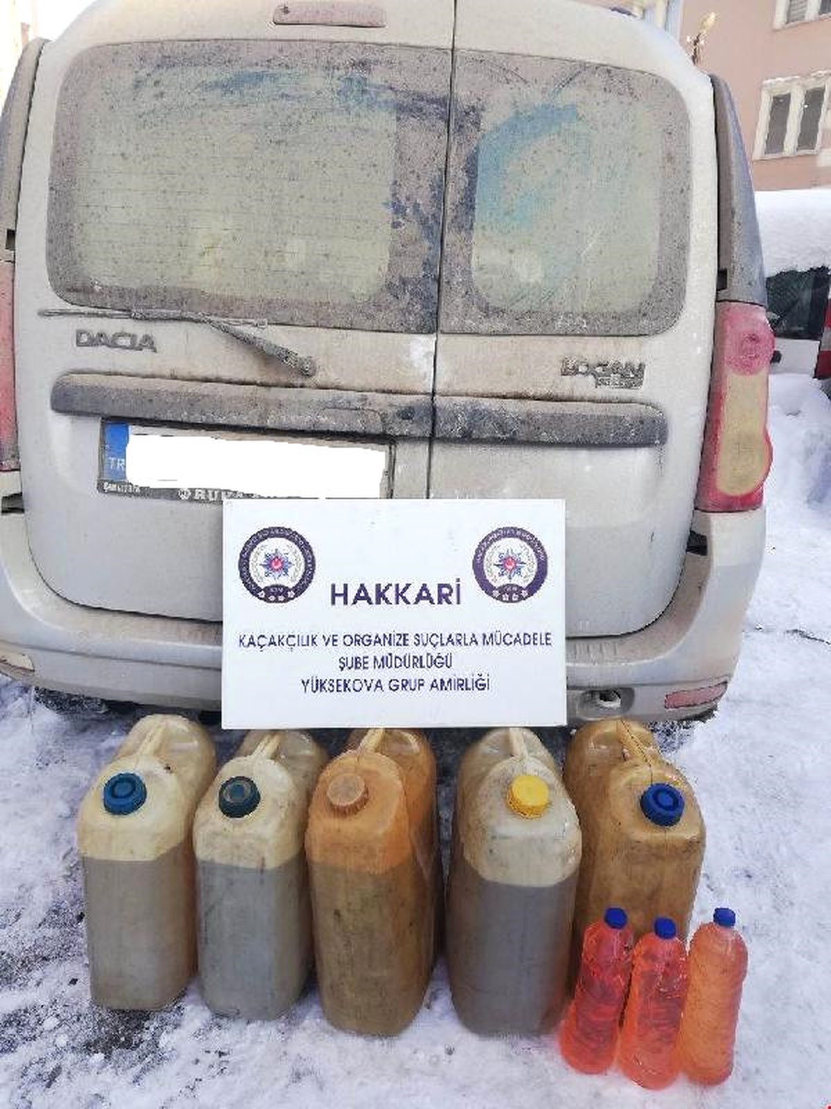 Hakkari\'de Yol Uygulamasında Kaçak Malzemeler Ele Geçirildi