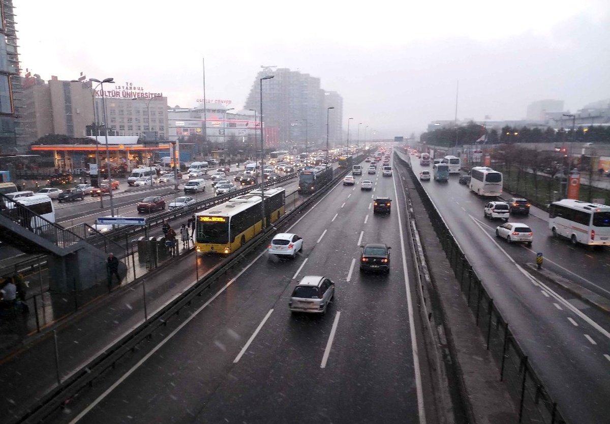 İstanbul\'da Kar Yağışı Vatandaşları İş Çıkış Saatinde Yakaladı