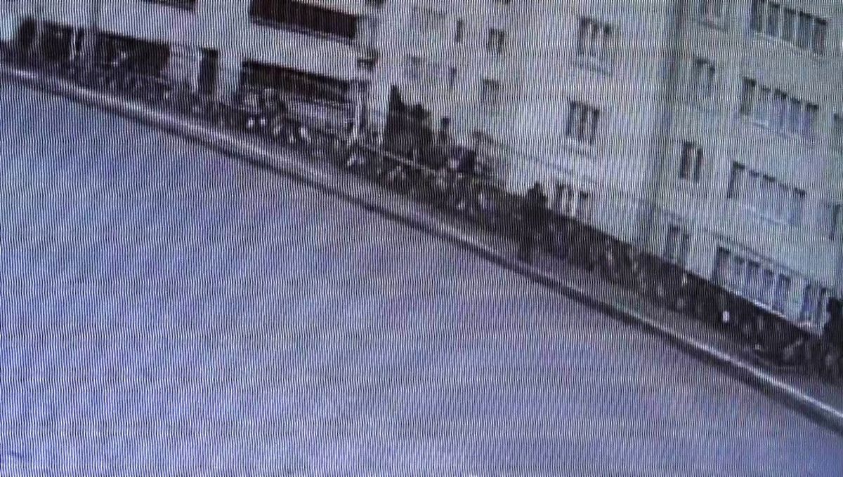 İstinat Duvarı Çöktü, Yoldan Geçen Kadın Kaldırımda Asılı Kaldı