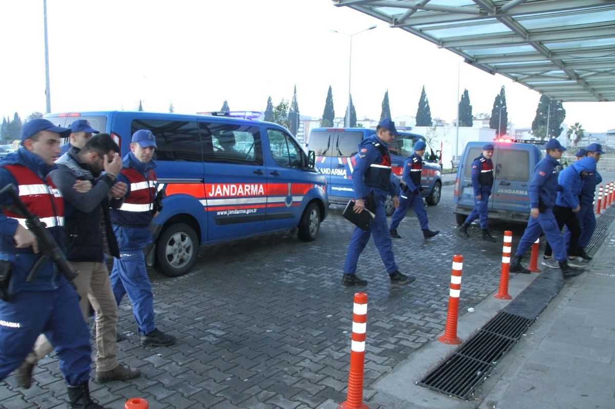 İzmir\'de Dev Uyuşturucu Operasyonu: 46 Gözaltı