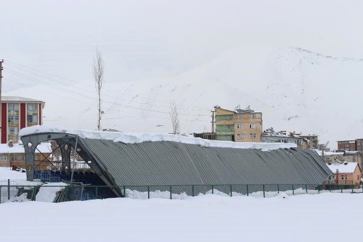 Kar, Hakkari\'de Tribün Çatısının Çökmesine Neden Oldu