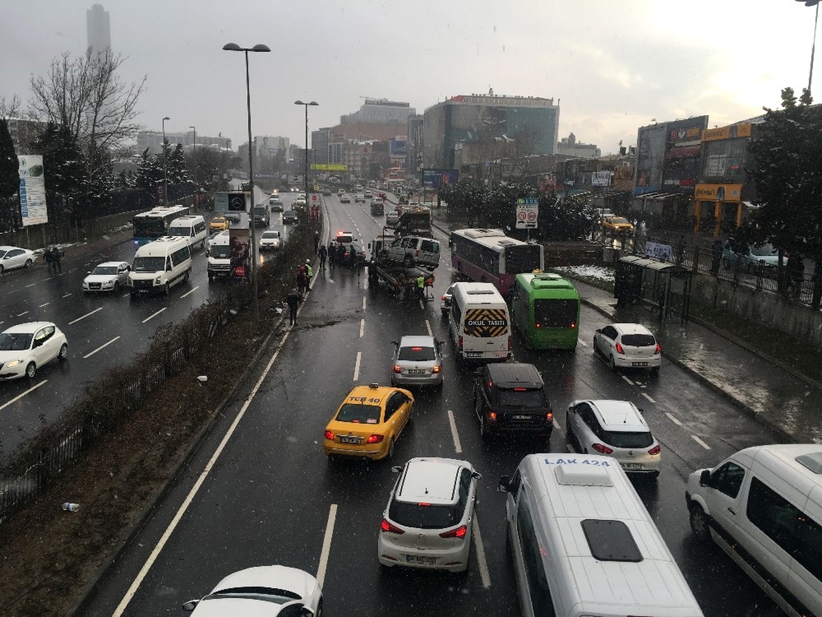 Kar Yağışı Nedeniyle Kayganlaşan Yolda Otomobil Takla Attı