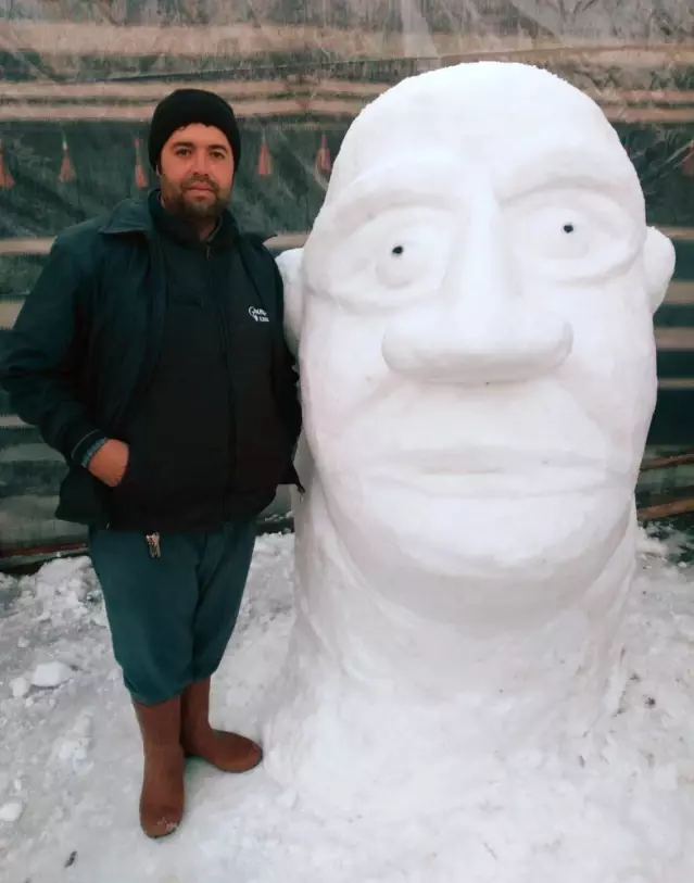 Kardan Shrek Heykeli Yapan Adamın Hedefi 3 Odalı Ev Yapmak Son Dakika