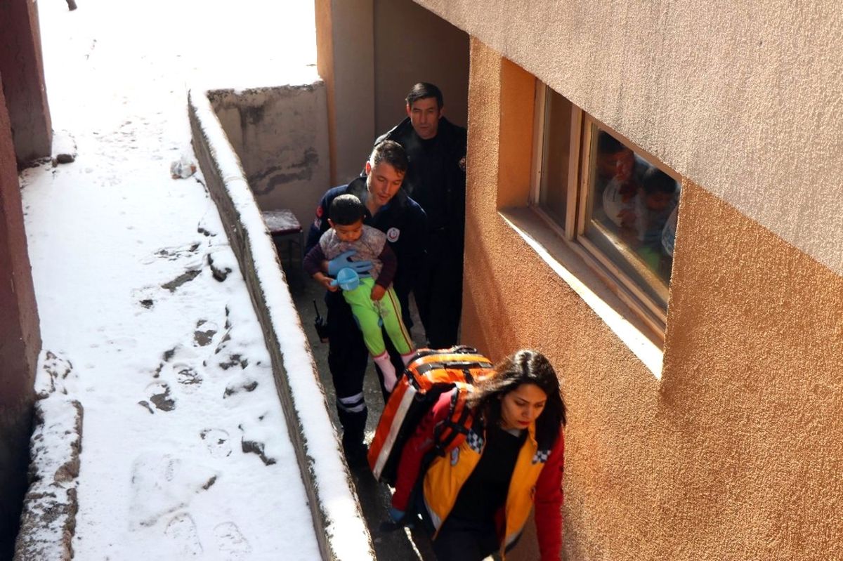 Kayseri\'de Ev Yangını: Dumandan Etkilenen 2 Çocuk Hastaneye Kaldırıldı