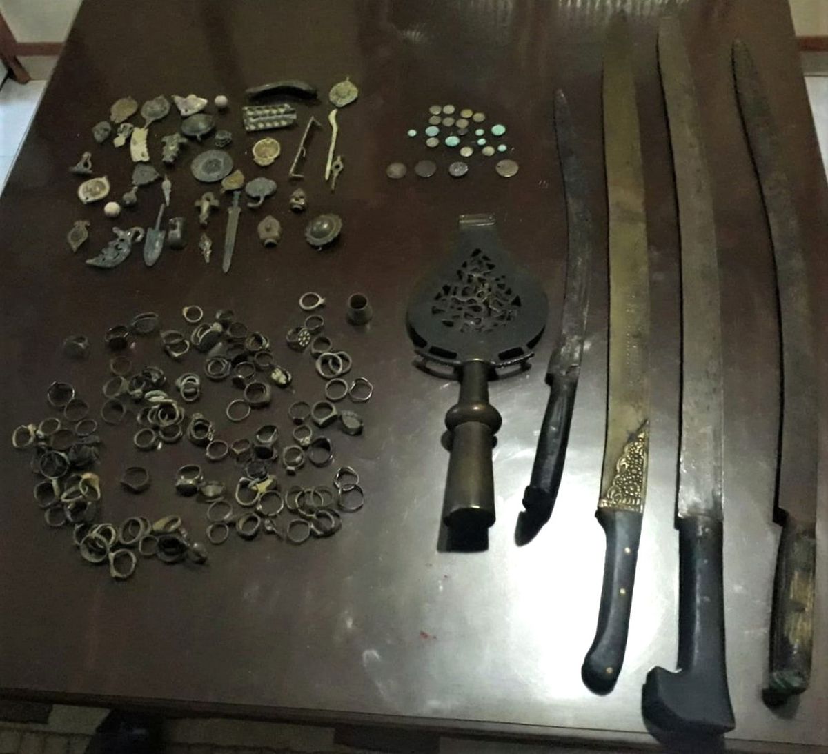 Kılıçlarla Sikkeleri İnternette Satarken Polise Yakalandı