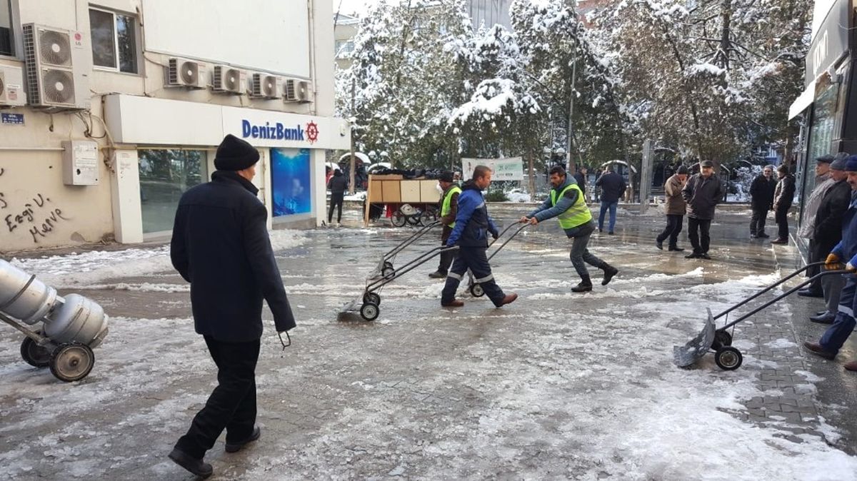 Kırıkkale\'de Kar ve Buz Temizleme Çalışmaları