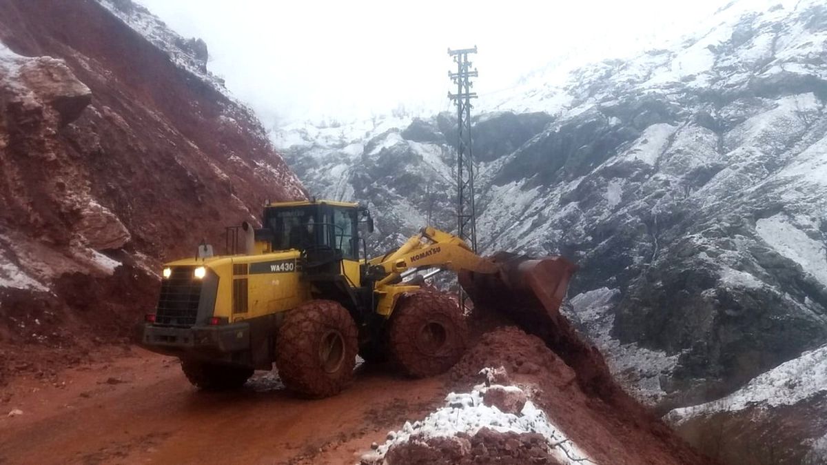 Köy Yolunda Heyelan